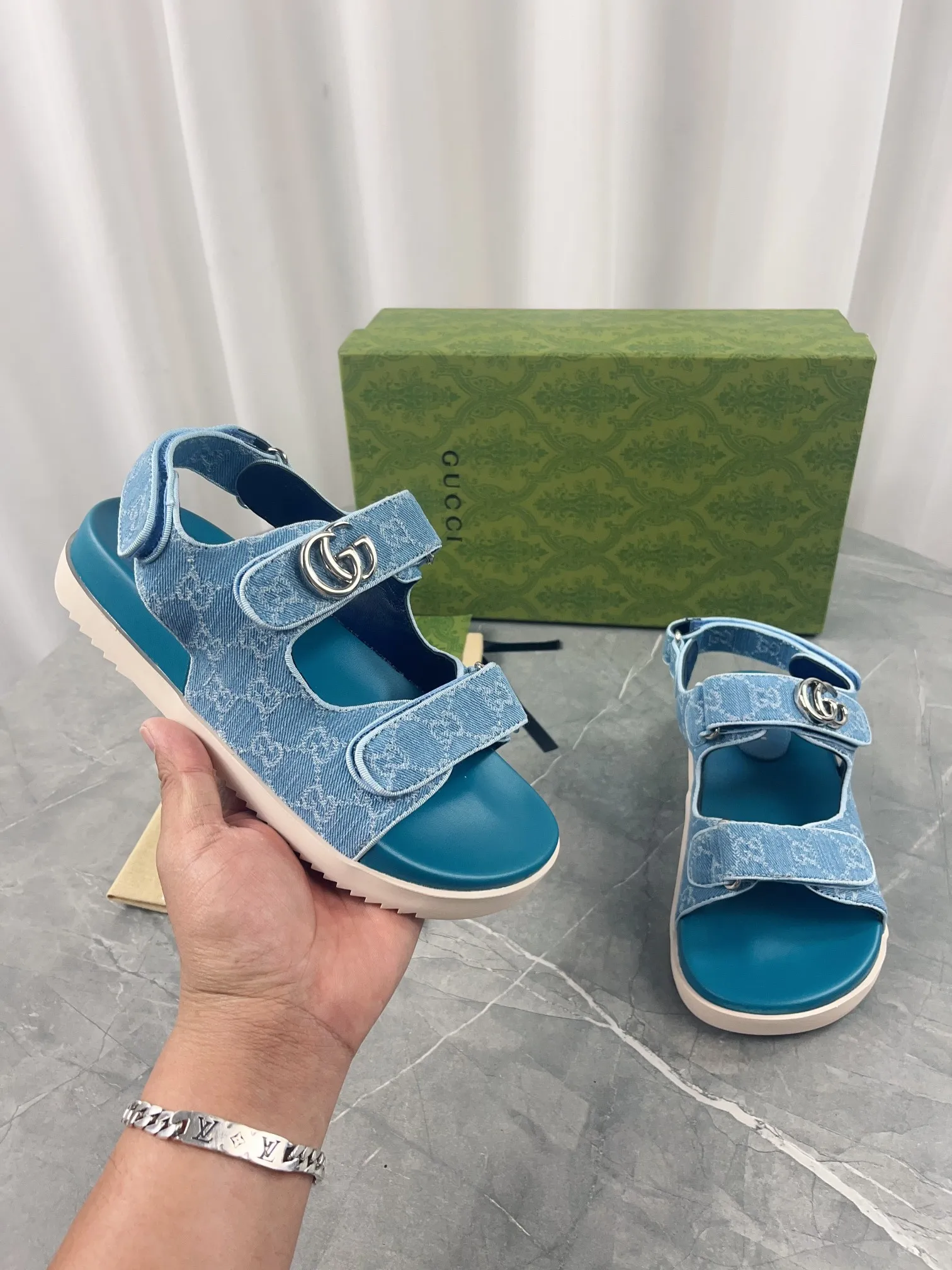 👟👟Ex-factory price 520👟👟 2024 Gucci presbyopic fabric sandals, Gucci special presbyopic canvas fabric with double G metal buckle, fabric: double G presbyopic/imported cowhide, lining: cow lining, outsole: rubber outsole, size: 35-42